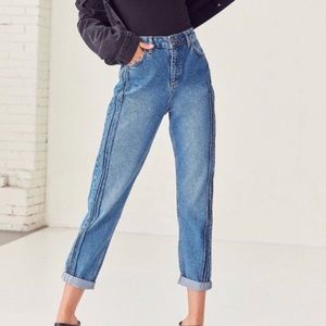 BDG MOM JEANS W STRIPE DOWN THE SIDE
